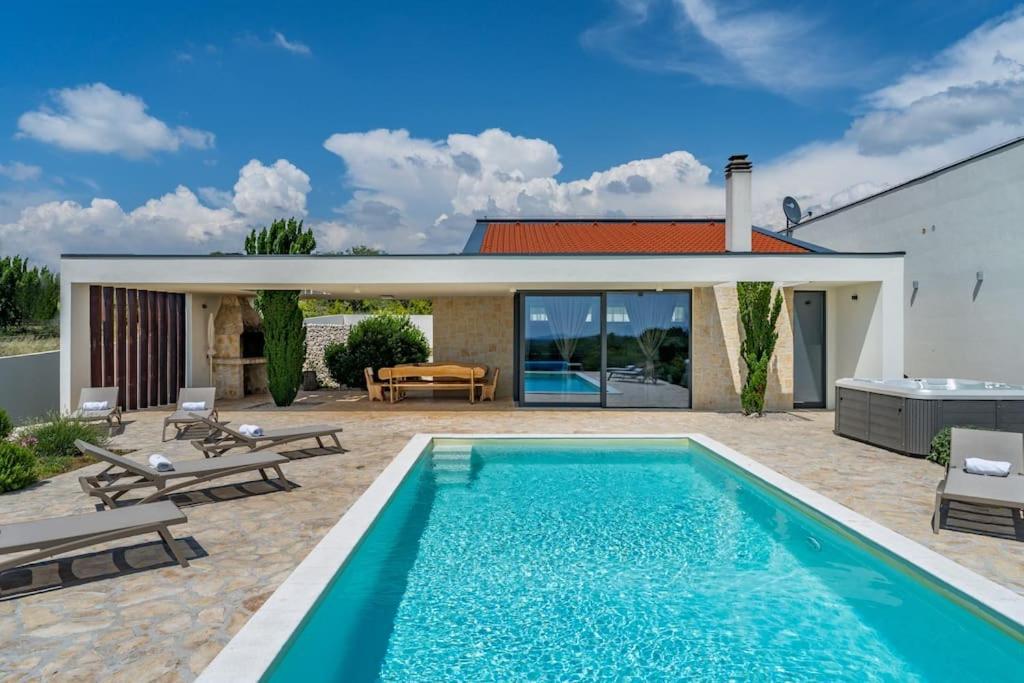 Villa T, Spacious With Heated Pool, Hot Tub & Sauna Rastevic Eksteriør billede