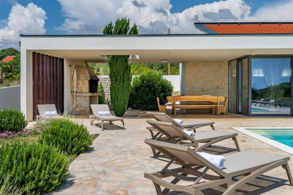Villa T, Spacious With Heated Pool, Hot Tub & Sauna Rastevic Eksteriør billede