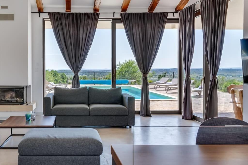 Villa T, Spacious With Heated Pool, Hot Tub & Sauna Rastevic Eksteriør billede