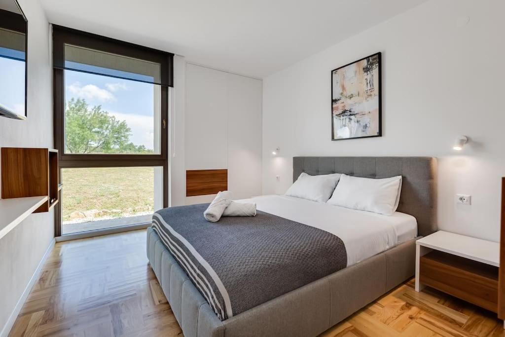 Villa T, Spacious With Heated Pool, Hot Tub & Sauna Rastevic Eksteriør billede