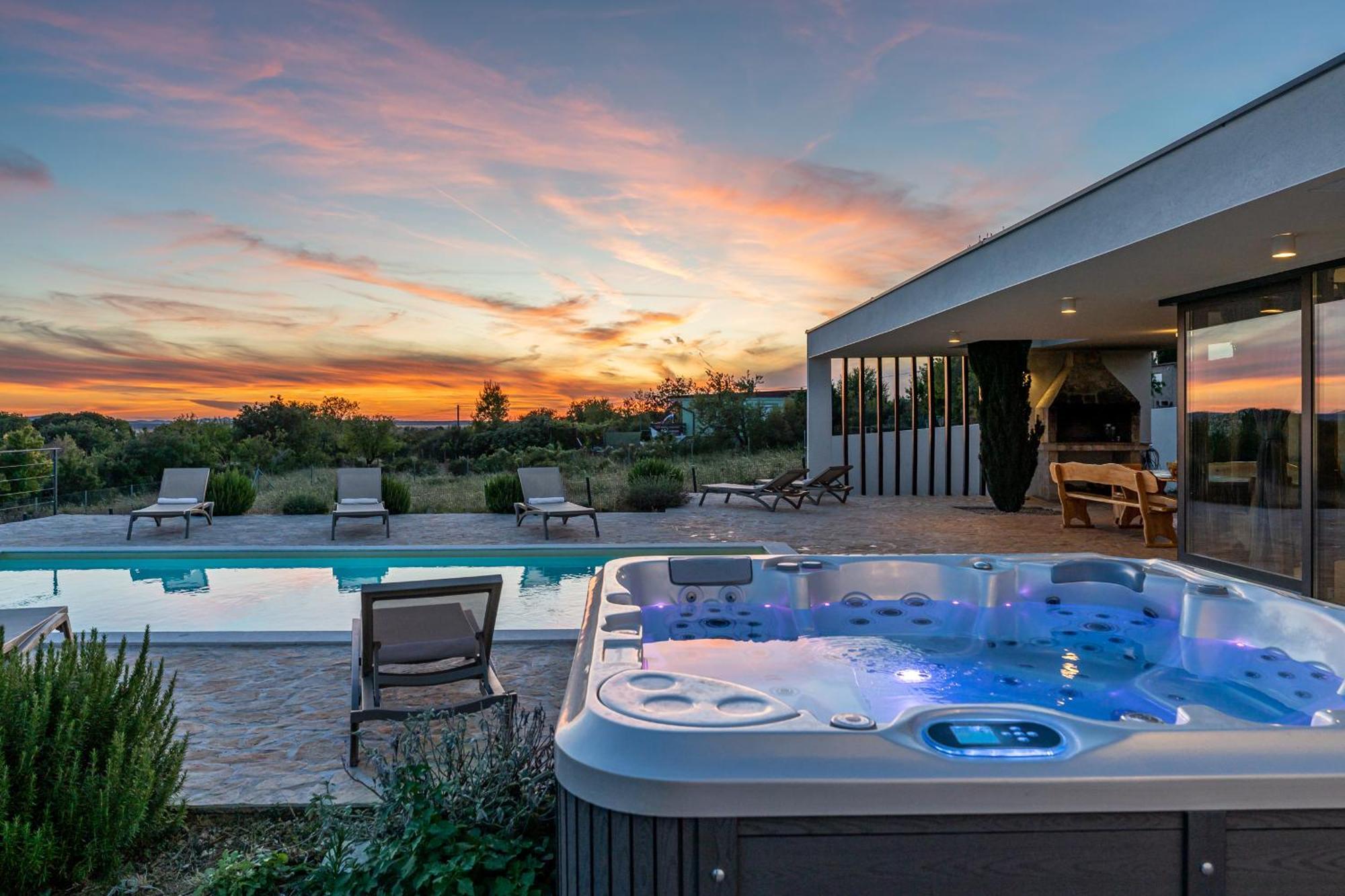 Villa T, Spacious With Heated Pool, Hot Tub & Sauna Rastevic Eksteriør billede
