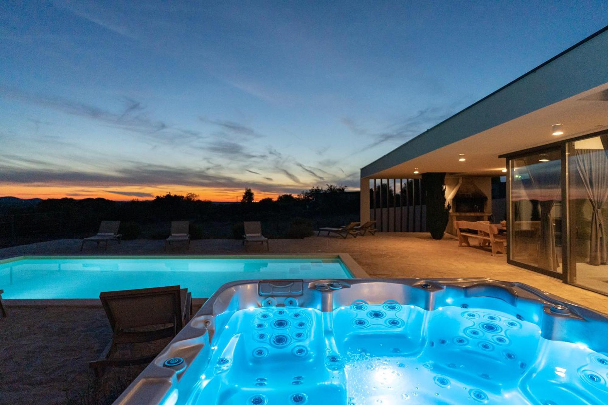 Villa T, Spacious With Heated Pool, Hot Tub & Sauna Rastevic Eksteriør billede