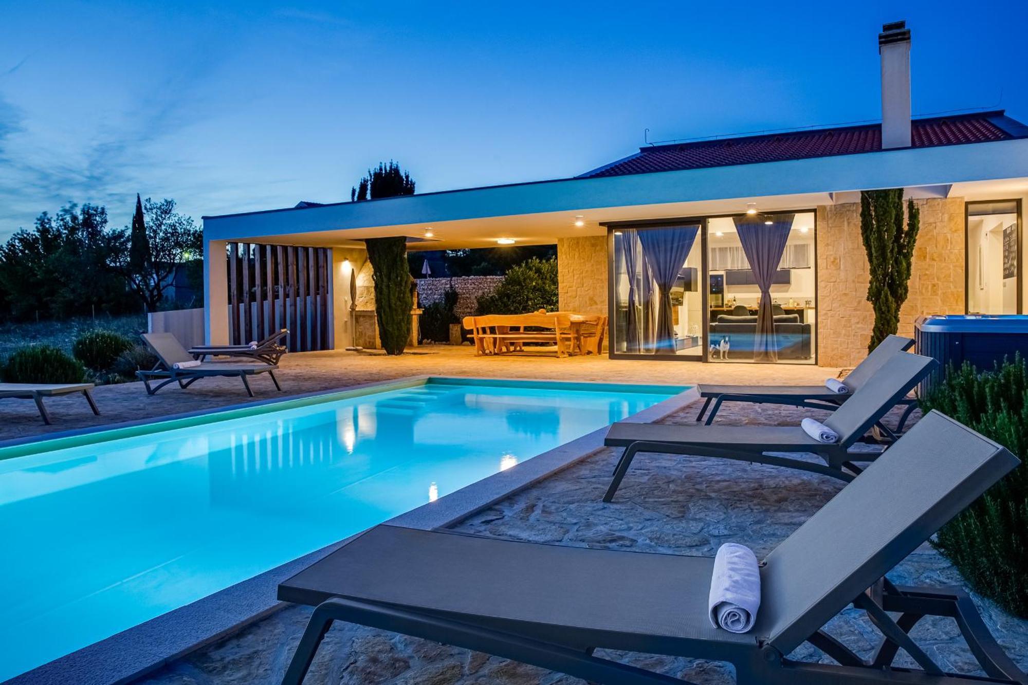 Villa T, Spacious With Heated Pool, Hot Tub & Sauna Rastevic Eksteriør billede