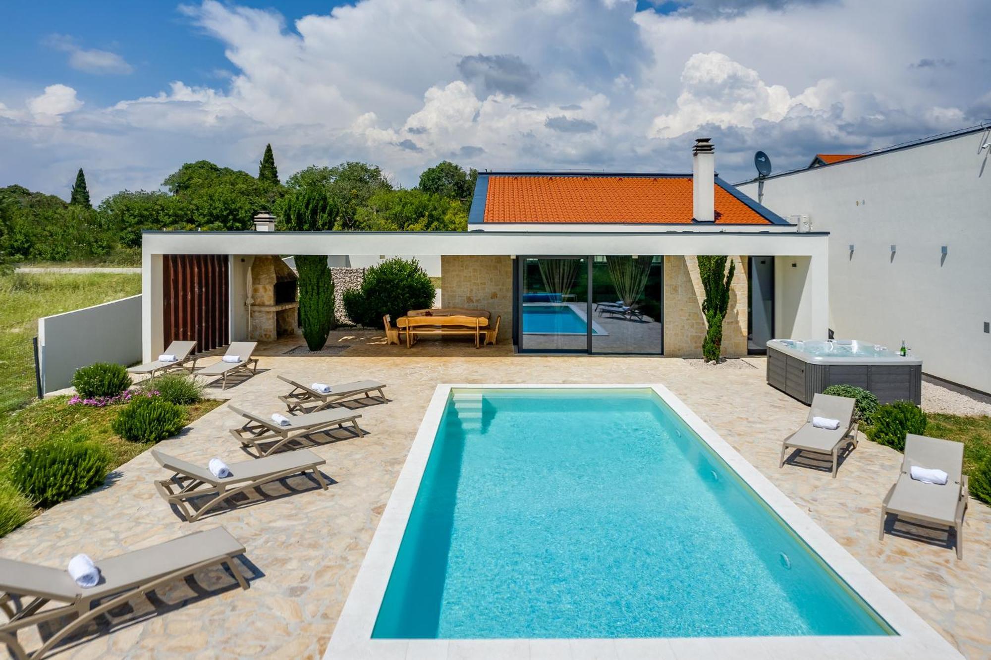 Villa T, Spacious With Heated Pool, Hot Tub & Sauna Rastevic Eksteriør billede